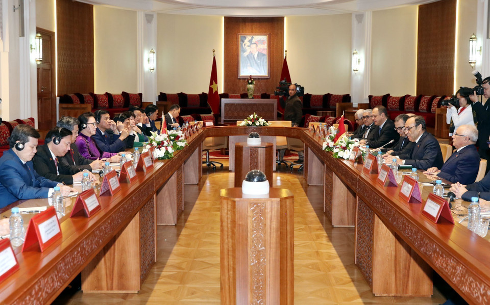 Dans le cadre de sa visite officielle au Maroc, la présidente de l’Assemblée nationale du Vietnam, Nguyen Thi Kim Ngan, s’entretient avec le président de la Chambre des représentants du Maroc, Habib El Malki, le 28 mars 2019 à Rabat. Photo : VNA