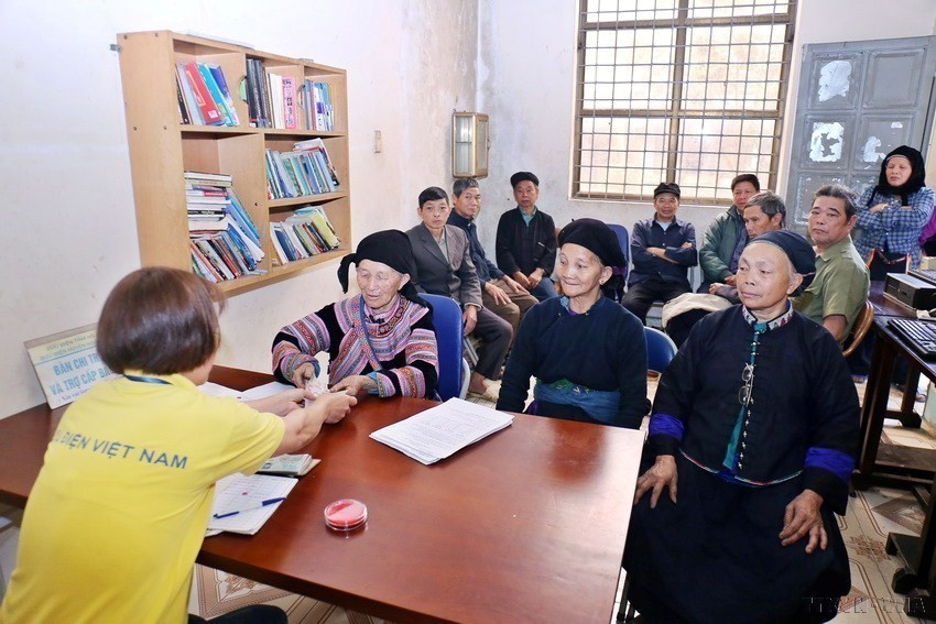 Paiement mensuel des pensions et des allocations de sécurité sociale aux personnes âgées au bureau de poste de la commune de Nam Dich, province de Tuyên Quang. Photo : VNA