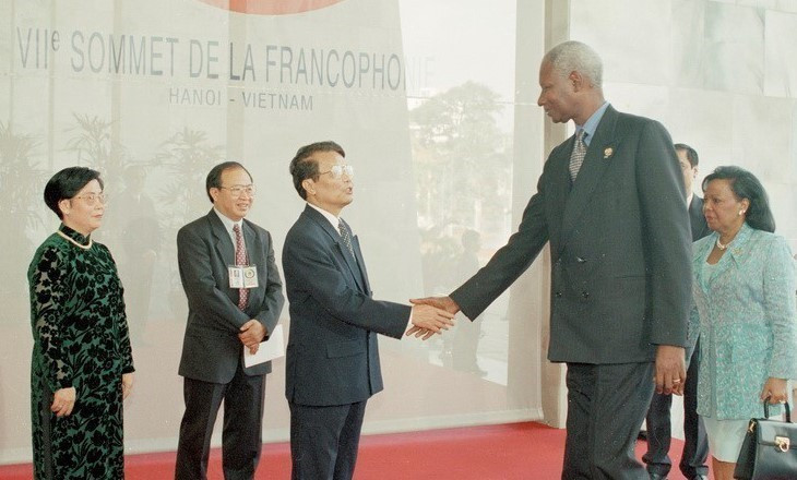 Le président vietnamien Trân Duc Luong (à gauche) accueille son homologue sénégalais Abdou Diouf, à l'occasion du 7e Sommet de la Francophonie à Hanoï, en novembre 1997. Photo : Xuân Tuân/VNA
