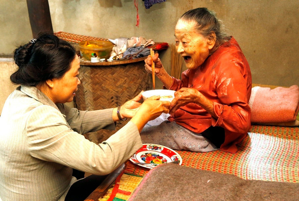 Soins de santé pour les personnes âgées à Dà Nang. Photo : VNA