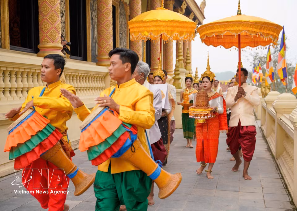 Les danses traditionnelles khmères sont pérennisées à travers les âges pour préserver l’identité nationale et enrichir la diversité culturelle du Vietnam. Photo : VNA