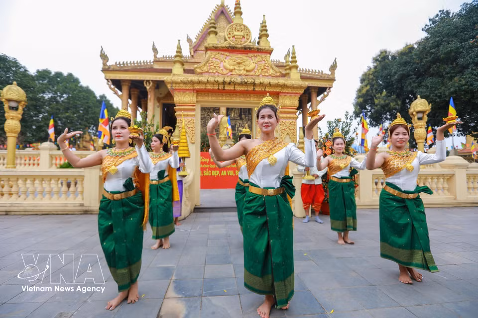 Les mouvements gracieux des danses khmères constituent un héritage précieux, transmis aux jeunes générations pour sauvegarder l'âme de l'ethnie et enrichir la culture nationale. Photo : VNA