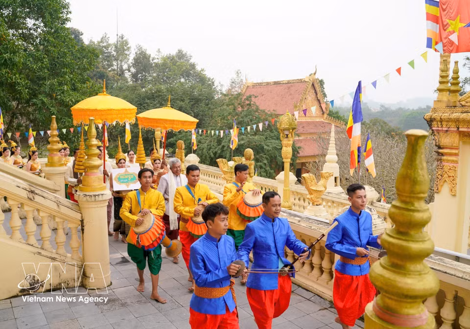 Les danses traditionnelles de la communauté khmère constituent un précieux patrimoine culturel, préservé et transmis de génération en génération. Elles contribuent à la sauvegarde de l’identité culturelle de cette communauté et à l’enrichissement du patrimoine culturel du Vietnam. Photo : VNA