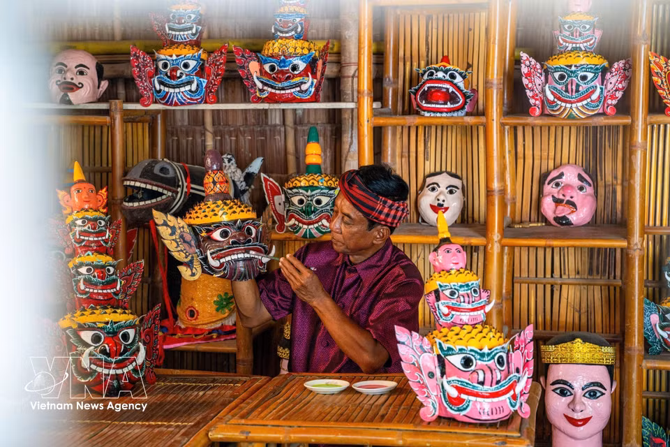 La fabrication des masques de la danse "Chan" est un artisanat traditionnel unique qui reflète profondément les croyances et l'art dramatique des Khmers du Sud. Photo : VNA