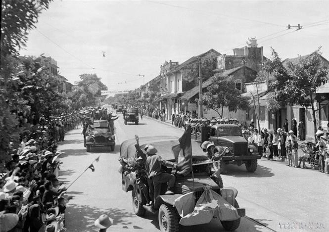 À 6h du matin, le régiment de la Capitale, parti de la porte Ô Câu Giây, pénètre par la porte Sud. Photo : Archives