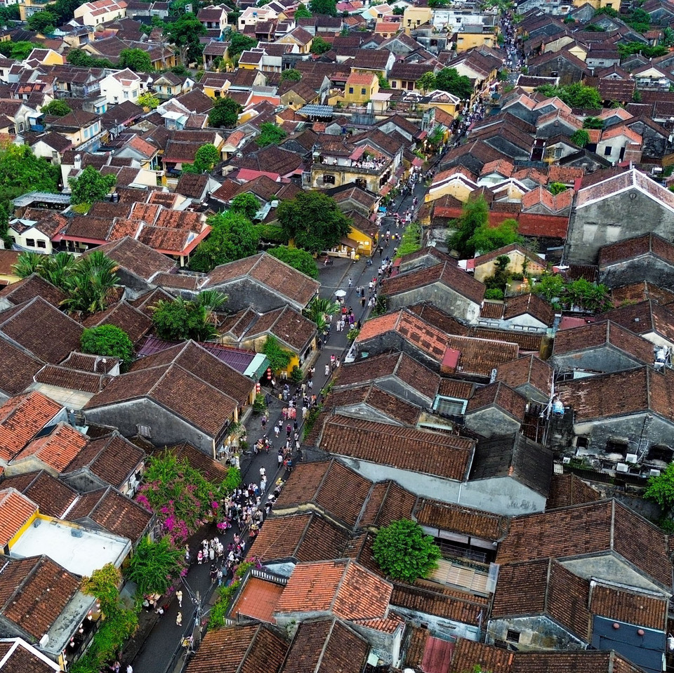 En tant qu’acteurs de la découverte et de la transmission, les touristes vietnamiens et internationaux participent pleinement à l’animation contemporaine du patrimoine culturel mondial. Photo : Thanh Tung - VNA