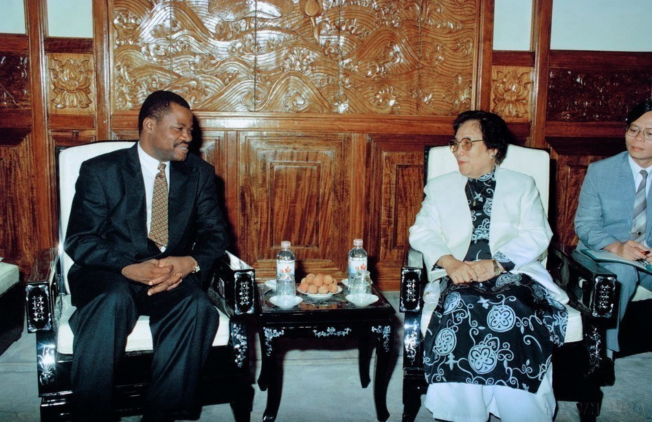 La vice-présidente Nguyên Thi Binh reçoit le vice-ministre angolais des Affaires étrangères, João Bernardo de Miranda, en visite au Vietnam, le 28 juin 1995 à Hanoï. Photo : VNA