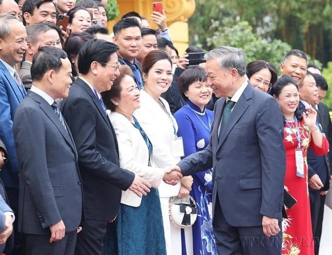 Le 11 octobre 2024, à l'occasion de la Journée des entrepreneurs vietnamiens, le secrétaire général du Parti et président To Lam rencontre une délégation d'entrepreneurs exemplaires de la Chambre de commerce et d'industrie du Vietnam (VCCI) et de l'Association des entreprises privées du Vietnam. Photo : VNA