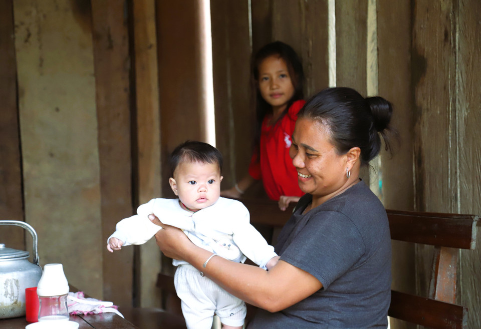 Une habitante de l'ethnie Dan Lai du village de Bung partage un instant de bonheur entourée de ses petits-enfants. Photo : VNA