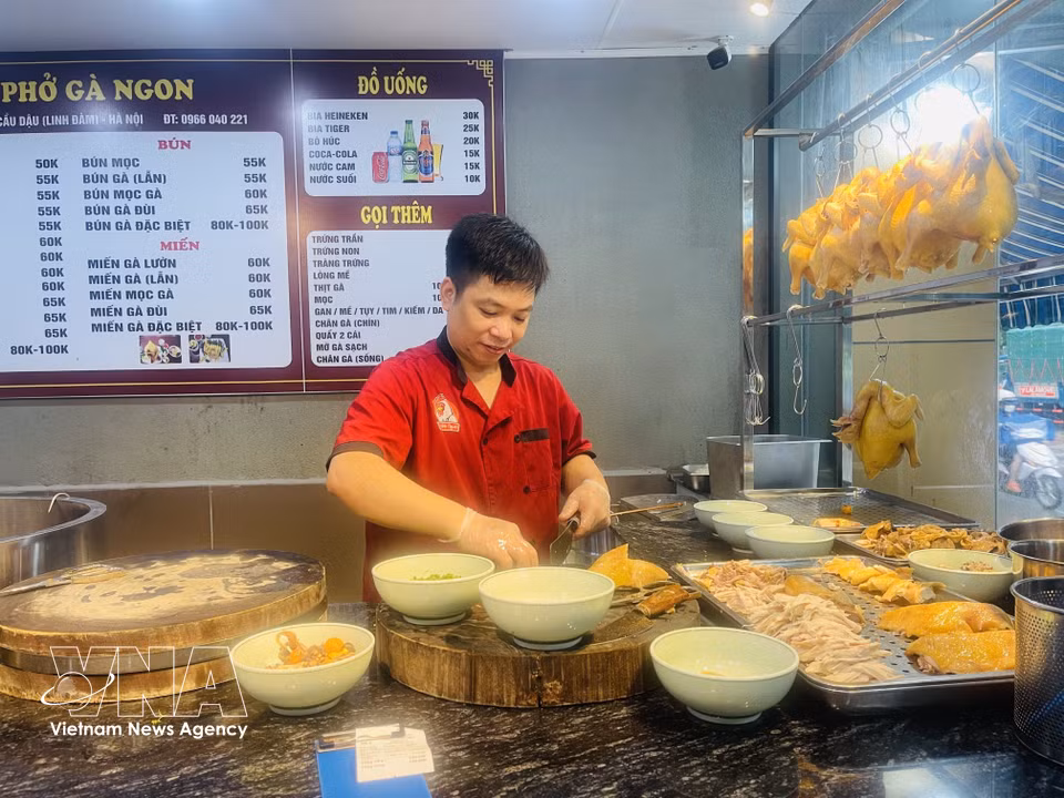 Un chef s'affaire à la préparation de bols de Pho au poulet dans un établissement situé dans la zone urbaine de Linh Dam à Hanoï. Photo : VNA