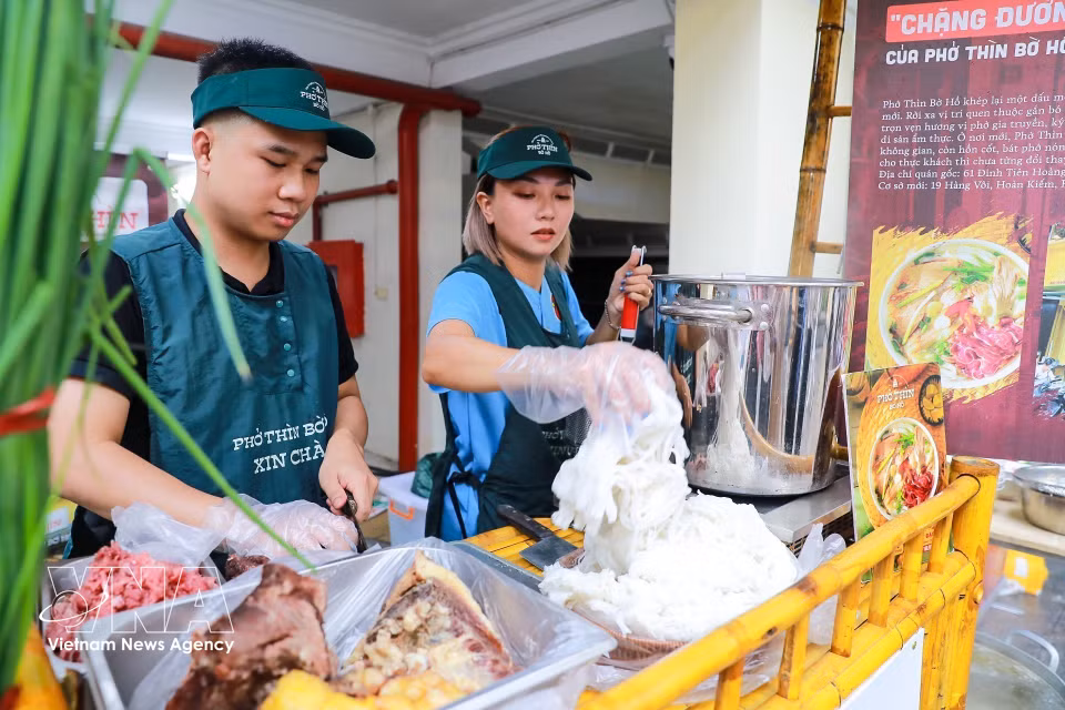 Fondée en 1955, l’enseigne Pho Thin Bo Ho s’impose comme l’une des institutions culinaires les plus emblématiques de Hanoï, célèbre pour son bouillon limpide obtenu après un long mijotage des os selon une recette ancestrale. Photo : VNA