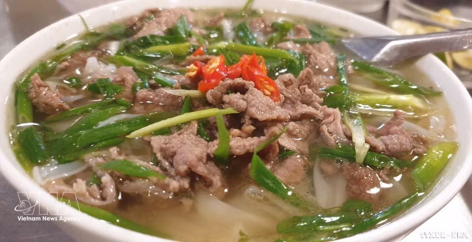 Un bol de Pho au bœuf saignant accompagné de ses herbes aromatiques et de ses condiments traditionnels. Photo : VNA