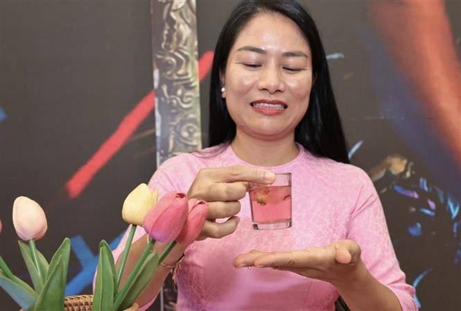 Démonstration artistique de préparation de thé floral. Photo : VNA