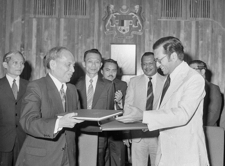 Le 3 janvier 1978, le ministre des Affaires étrangères Nguyên Duy Trinh (à gauche) et le ministre du Commerce et de l'Industrie malaisien, Mahathir Mohamad, signent un accord de commerce et de coopération économique et technique à Kuala Lumpur. Photo : VNA
