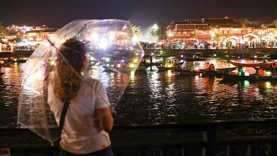 Quand les lanternes s’embrasent, ce n’est pas seulement la ville qui s’éclaire, mais toute une atmosphère chargée d’émotion, entre nostalgie et émerveillement. Photo : Thanh Tung - VNA