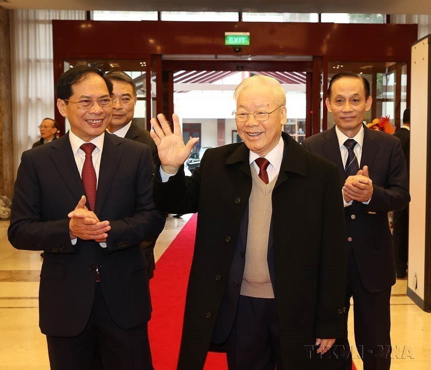 Le 19 décembre 2023 à Hanoï, le secrétaire général du Comité central du Parti, Nguyên Phu Trong, participe à la 32e Conférence diplomatique, placée sous le thème "Promouvoir le rôle pionnier, édifier une diplomatie intégrale, moderne et solide pour mener à bien la Résolution du 13e Congrès national du PCV". Photo : VNA