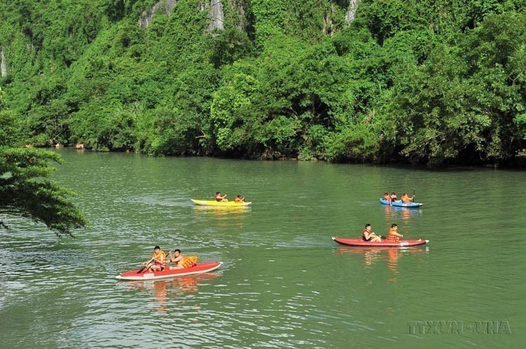 Des visiteurs en kayak explorent la beauté de la rivière « Chày », dans le parc national de Phong Nha - Ke Bàng. Photo : VNA
