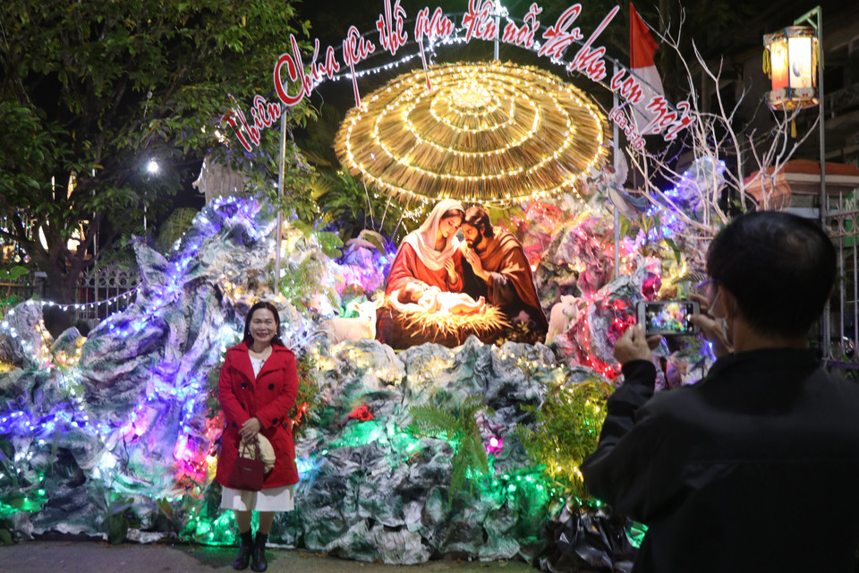 De nombreux visiteurs et habitants ocaux se rassemblent pour capturer l'esprit de Noël dans une atmosphère chaleureuse. Photo : VNA