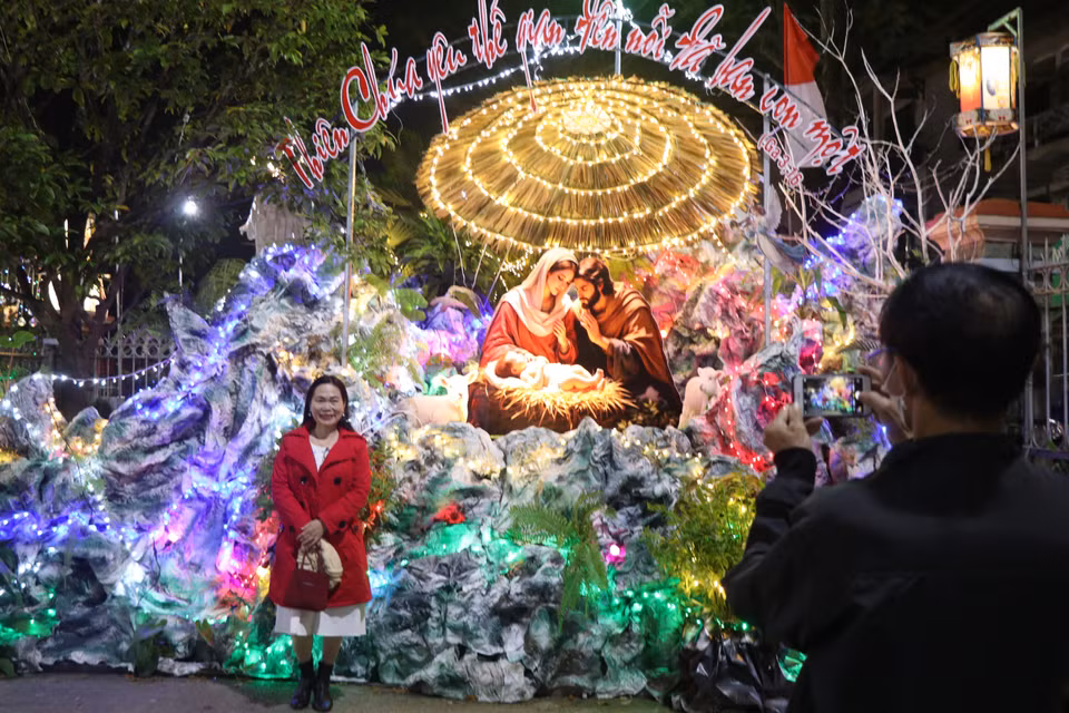 De nombreux visiteurs et habitants ocaux se rassemblent pour capturer l'esprit de Noël dans une atmosphère chaleureuse. Photo : VNA