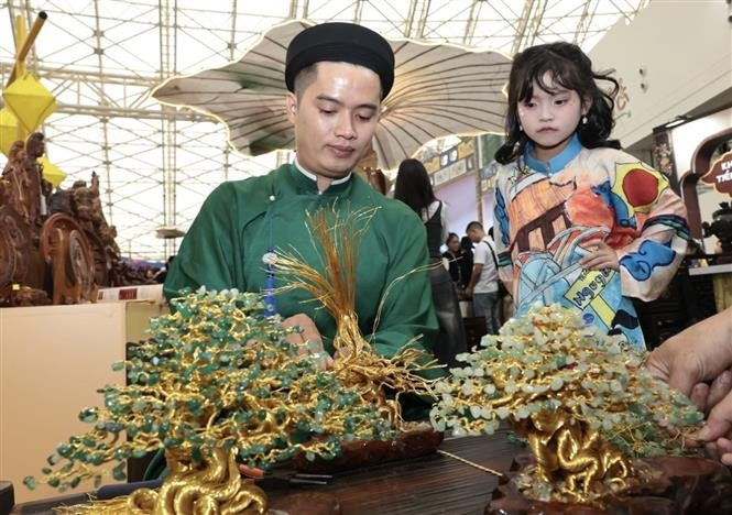 L'artisan Trân Diên Diên, de Huê, crée des objets artisanaux accrocheurs. Photo : VNA