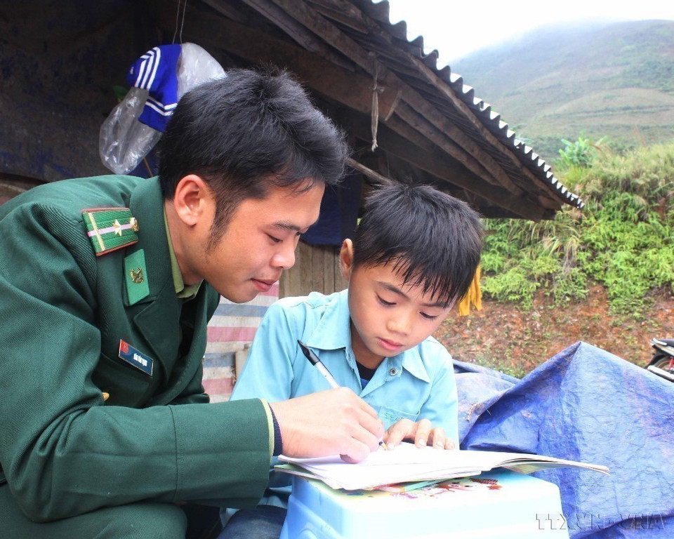 À travers le programme « Soutenir les pas des enfants vers l'école », les gardes-frontières de la province de Cao Bang accompagnent de nombreux élèves issus de milieux précaires. Photo : VNA