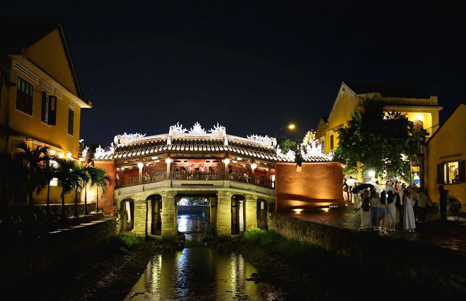 Symbole intemporel de Hôi An, le Chùa Câu – ou "Pont-Pagode" – incarne l’harmonie architecturale née des échanges culturels entre le Vietnam, le Japon et la Chine. Photo : Nhat Anh - VNA