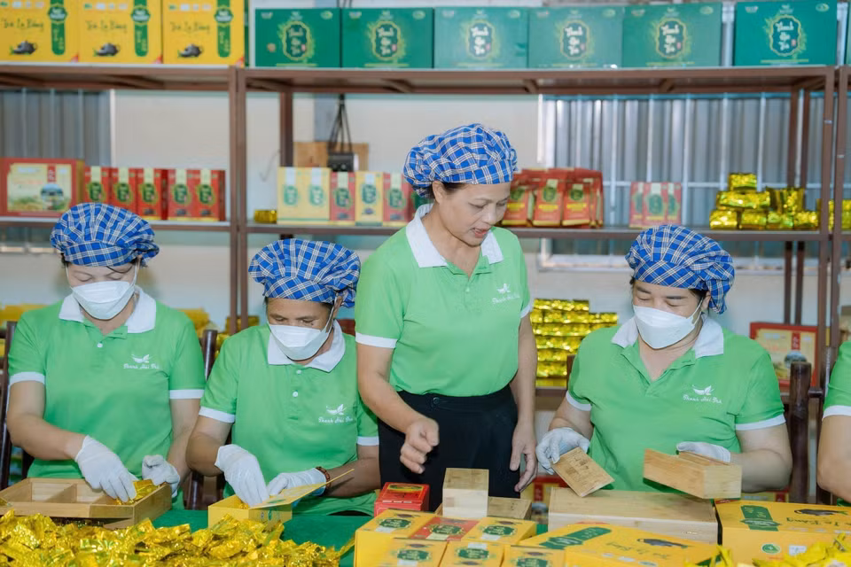 L'artisane Nguyen Thi Hai et des membres de la coopérative dans l'atelier de production de la coopérative de thé La Bang. Photo : VNA