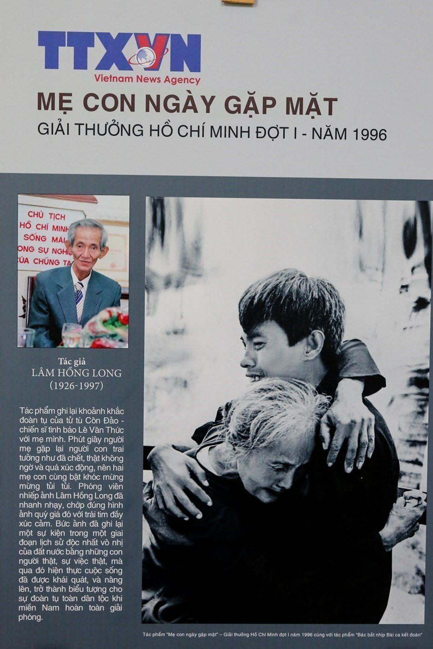 "Mère et enfant se retrouvent" de Lâm Hông Long a reçu le Prix Hô Chi Minh en 1996. Photo : VNA
