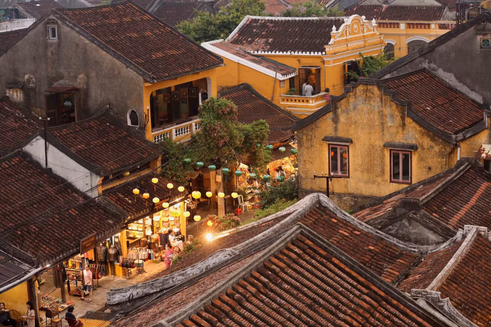 Lorsque les lanternes s’allument, c’est toute l’histoire de la ville qui resurgit doucement, portée par une lumière tremblante aux accents de nostalgie. Photo : Thanh Tung - VNA