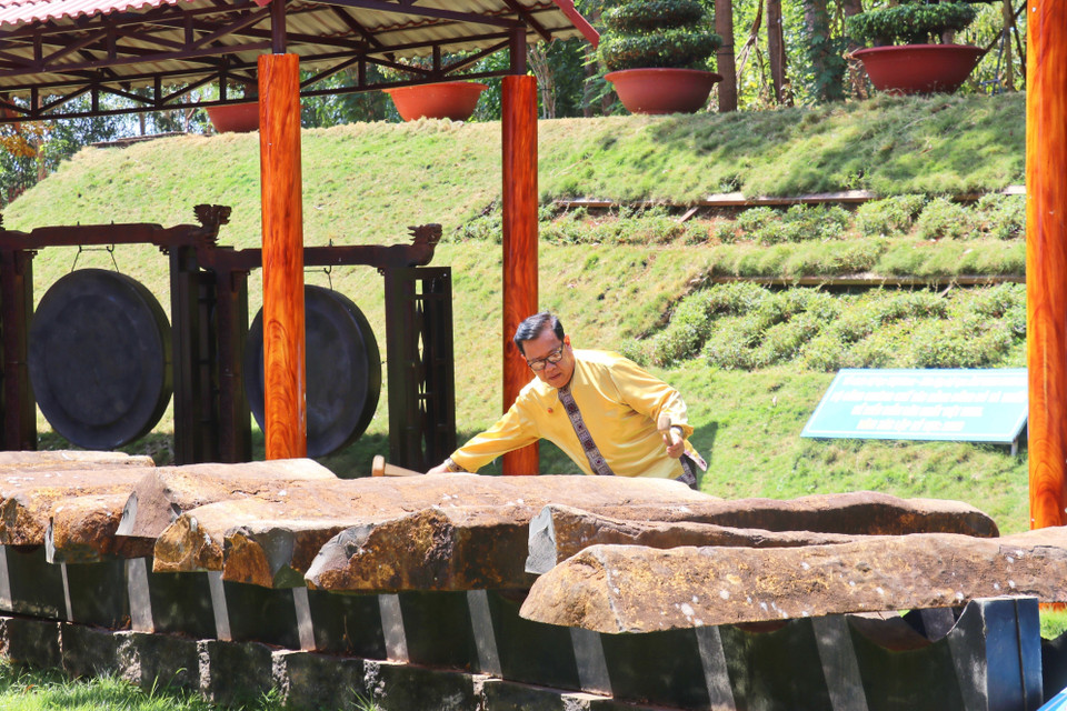 L'artiste Truong Dinh Chiêu joue du lithophone dans la zone de préservation culturelle de l'ethnie minoritaire S'tiêng, commune de Bom Bo, province de Dông Nai. Photo : VNA