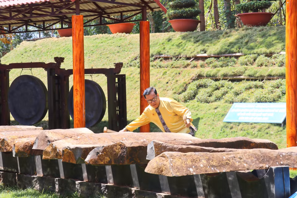 L'artiste Truong Dinh Chiêu joue du lithophone dans la zone de préservation culturelle de l'ethnie minoritaire S'tiêng, commune de Bom Bo, province de Dông Nai. Photo : VNA