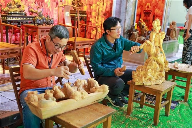 La présence de 150 entreprises prestigieuses contribue à recréer l’élégance millénaire de Thang Long – Hanoï, à travers des produits artisanaux et industriels phares. Photo : VNA