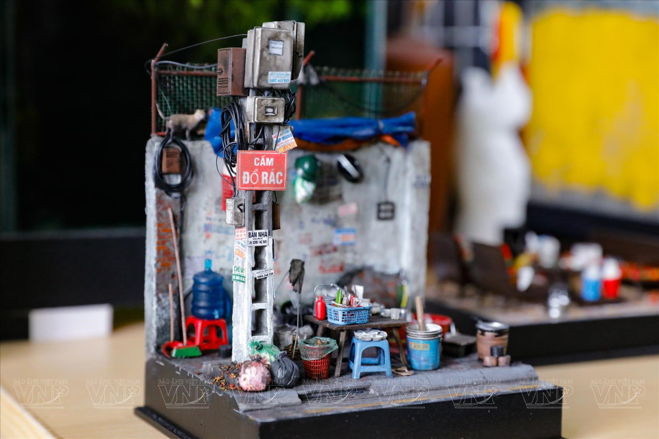 Maquette d'un stand de thé sur un trottoir de Hanoï. Photo : Vietnam Illustré