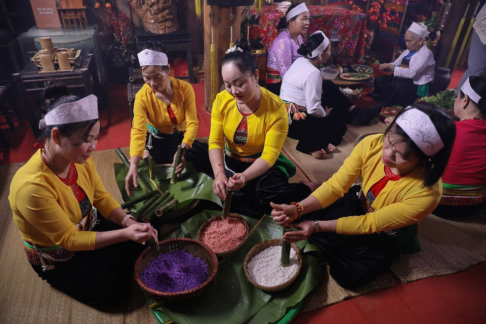 Les femmes préparent des mets traditionnels, tels que gâteaux de riz "banh chung", "banh ong" et "com lam". Photo : VNA