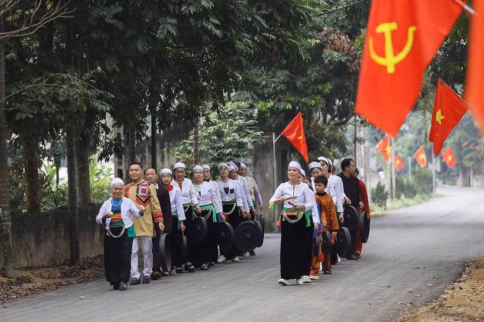Le chant "Hat sac bua" demeure une coutume originale et très vivante des festivités du Têt chez les Muong. Une troupe déambule de maison en maison dès les premiers jours de l’année pour adresser des vœux de bonheur, de prospérité et de bonne santé aux familles. Photo : VNA