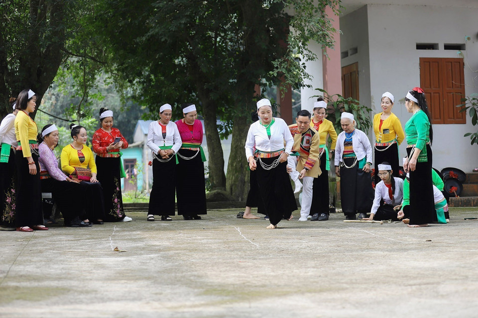 À l’occasion du Têt, les femmes Muong arborent leurs plus beaux habits traditionnels : une jupe noire surmontée d’une veste blanche courte et d’une large ceinture ornée de motifs tissés raffinés, le tout complété par un foulard blanc noué sur la tête. Photo : VNA