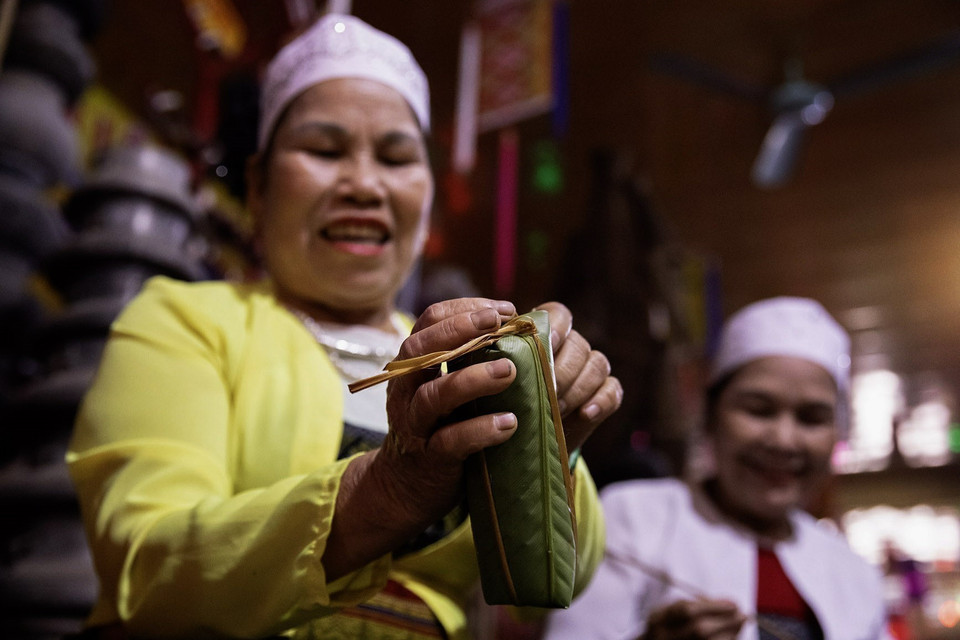 Les "Me" (femmes âgées) se réunissent pour préparer ensemble les gâteaux traditionnels, illustrant l’esprit de solidarité propre à la culture Muong. Photo : VNA