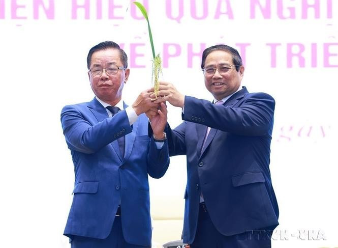 Une entreprise agricole de Thai Binh fait don d'une nouvelle variété de riz au Premier ministre Pham Minh Chinh lors d'un colloque sur l'application de la Résolution 68-NQ/TW du Politburo concernant le développement de l'économie privée. Photo : VNA