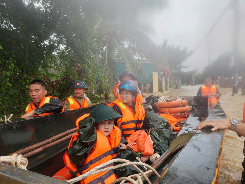 Dans la province de Khanh Hoa, les forces armées organisent l'évacuation des habitants des zones inondées. Photo : VNA