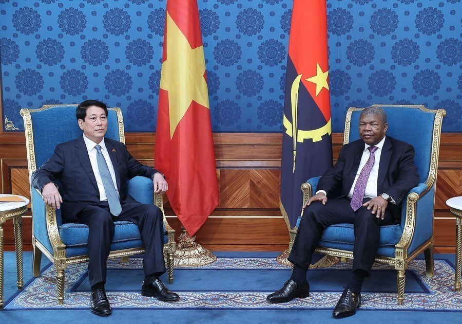 Le président Luong Cuong (gauche) s'entretient avec le président angolais, João Manuel Gonçalves Lourenço, lors d'une visite d'État en Angola, le 7 août 2025. Photo : VNA