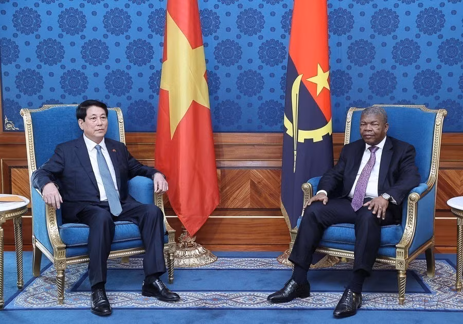 Le président Luong Cuong (gauche) s'entretient avec le président angolais, João Manuel Gonçalves Lourenço, lors d'une visite d'État en Angola, le 7 août 2025. Photo : VNA