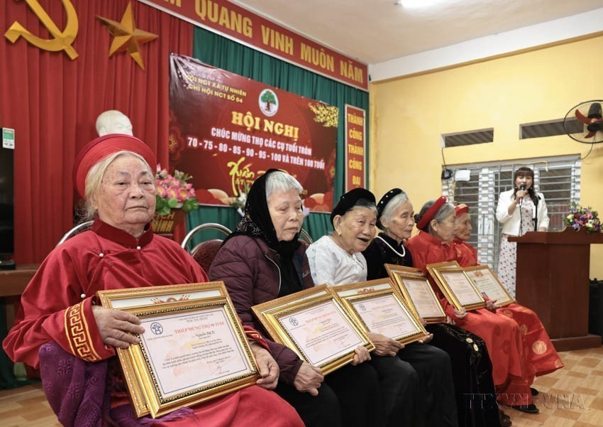Remise de certificats de mérite à des personnes de plus de 90 ans dans la commune de Chuong Duong, à Hanoï, en 2024. Photo : VNA