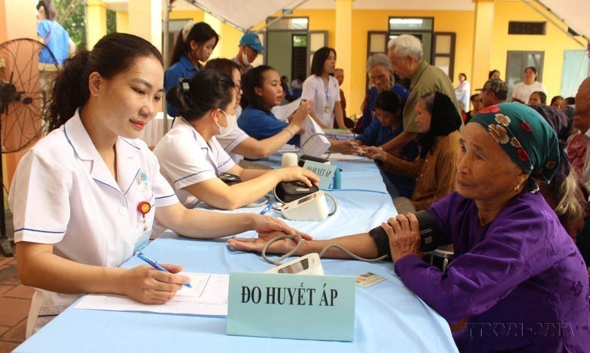 Programme d’examens médicaux pour plus de 5.000 habitants de plus de 70 ans dans la commune de Da Phúc, Hanoï. Photo : VNA
