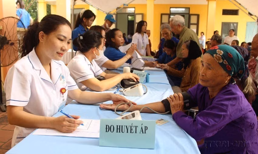 Programme d’examens médicaux pour plus de 5.000 habitants de plus de 70 ans dans la commune de Da Phúc, Hanoï. Photo : VNA