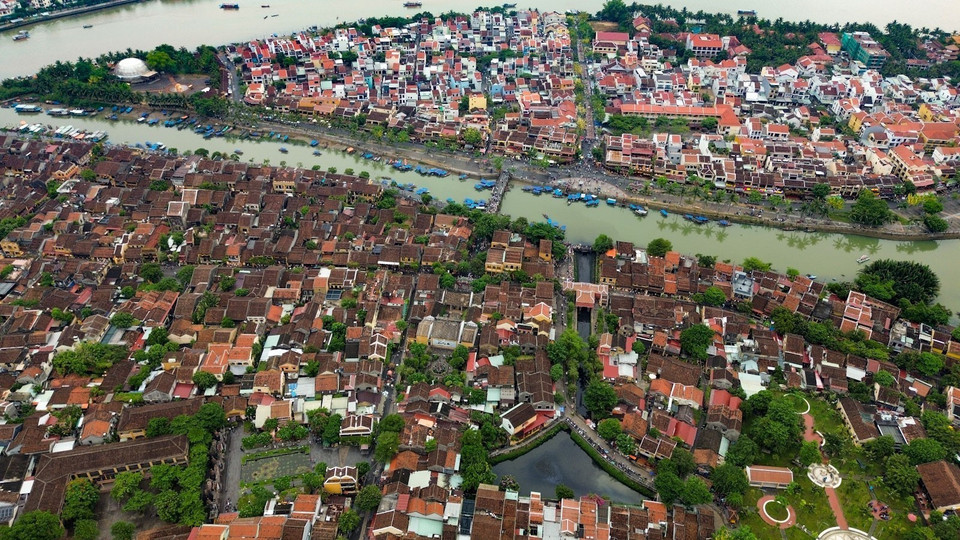 Une promenade en barque sur la rivière Hoài permet de s’imprégner du rythme de vie paisible qui s’écoule au fil de l’eau, comme un écho tranquille des vicissitudes de l’histoire. Photo : Thanh Tung - VNA