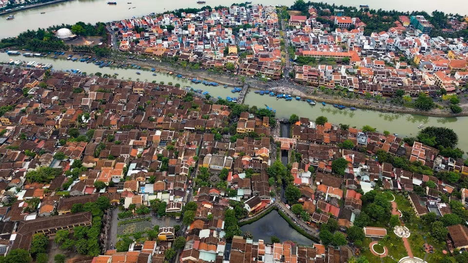 Une promenade en barque sur la rivière Hoài permet de s’imprégner du rythme de vie paisible qui s’écoule au fil de l’eau, comme un écho tranquille des vicissitudes de l’histoire. Photo : Thanh Tung - VNA