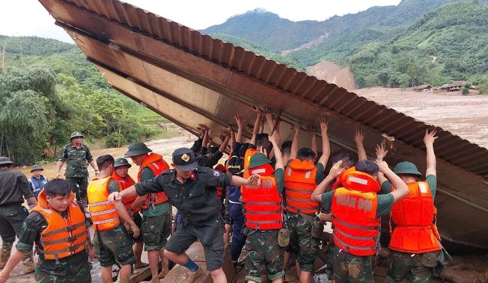 Des soldats mobilisés dans les opérations de recherche des victimes disparues suite au glissement de terrain dévastateur au village de Nu, commune de Phuc Khanh, district de Bao Yen, province de Lao Cai, en septembre 2024. Photo : VNA