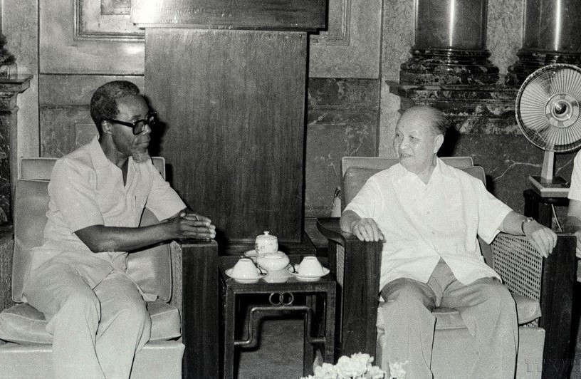 Le président du Conseil d'État, Truong Chinh (droite), reçoit le ministre angolais du Commerce extérieur, Ismael Gaspar Martins, en visite au Vietnam, le 21 juin 1984. Photo : VNA