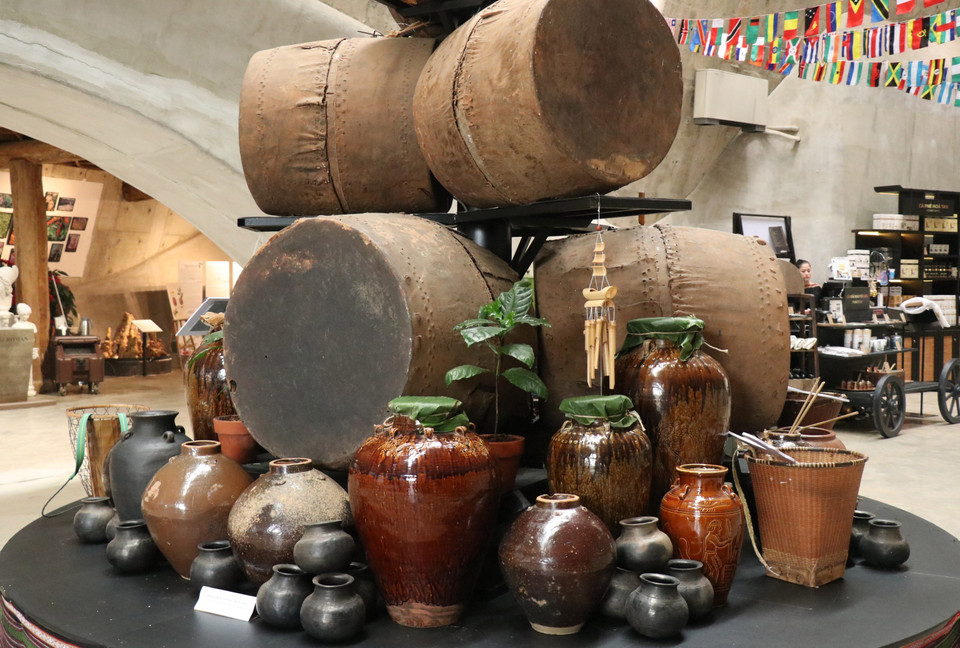 Une collection de jarres au Musée mondial du café, à Dak Lak, offrant aux visiteurs un éclairage saisissant sur cette richesse culturelle. Photo : VNA