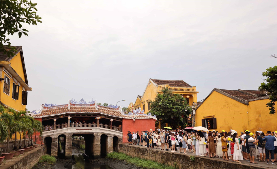 La vieille ville de Hôi An, située dans l'ancienne province de Quang Nam (ville de Dà Nang aujourd'hui) et également inscrite au patrimoine mondial de l'UNESCO, demeure une destination de choix pour les touristes internationaux, attirés par son charme intemporel et son riche héritage. Photo : VNA
